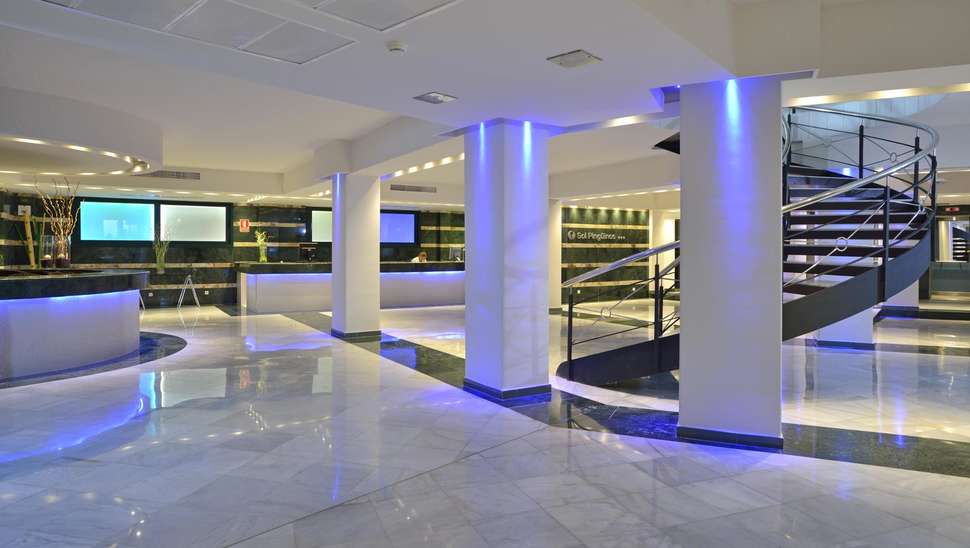Een foto van het interieur van Hotel Sol Milanos Pinguinos