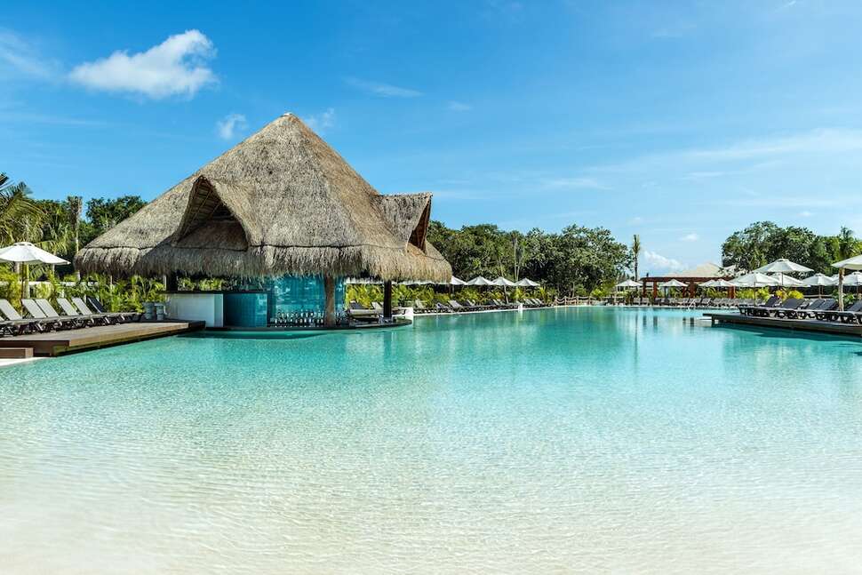 Een foto van het zwembad bij Ocean Riviera Paradise El Beso Adults Only