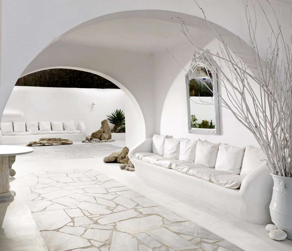 Een foto van het terras bij Mykonos Bay Hotel