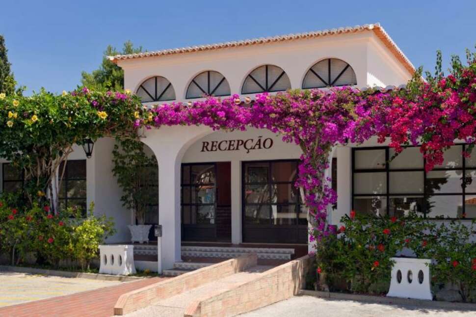 Ein Foto von der Außenansicht des Rocha Brava Resort