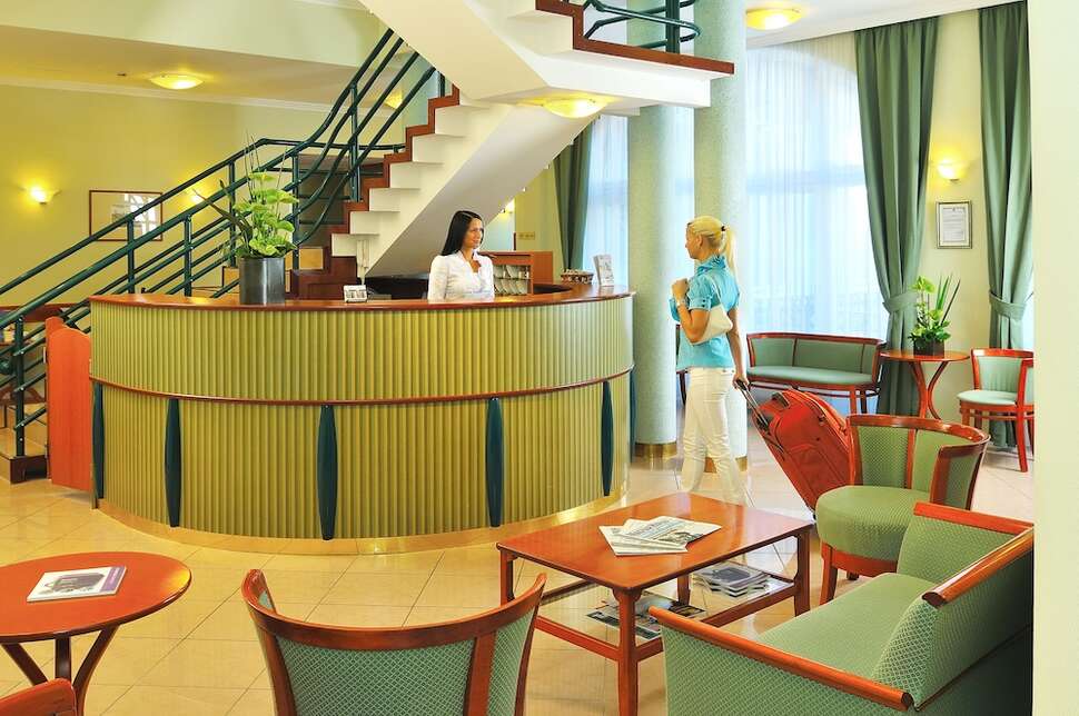 Een foto van het interieur van Baross City Hotel