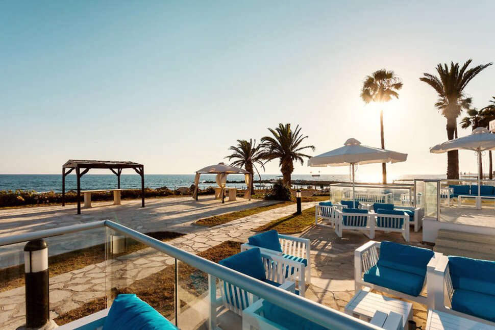 Een foto van het terras bij Leonardo Cypria Bay