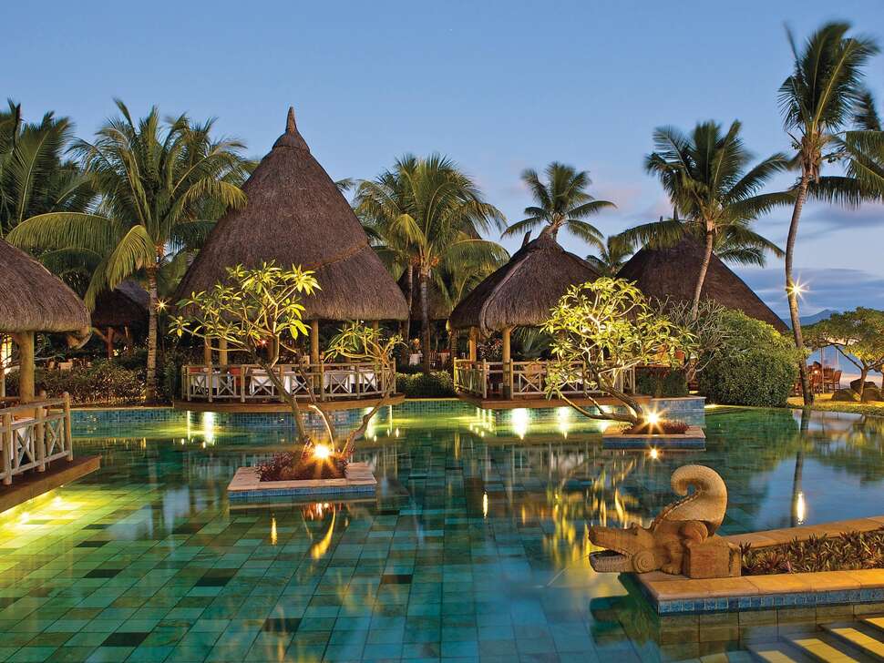 Een foto van het zwembad bij La Pirogue A Sun Resort