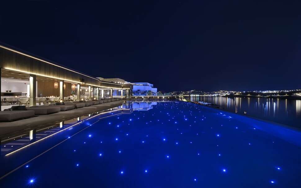 Een foto van het zwembad bij Aeonic Suites & Spa