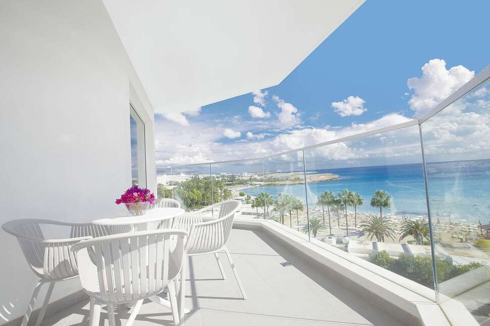 Een foto van het terras bij Vassos Nissi Plage Hotel