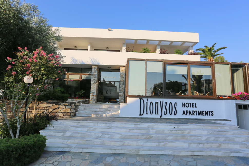 Een foto van de buitenkant van Dionysos Hotel & Studios