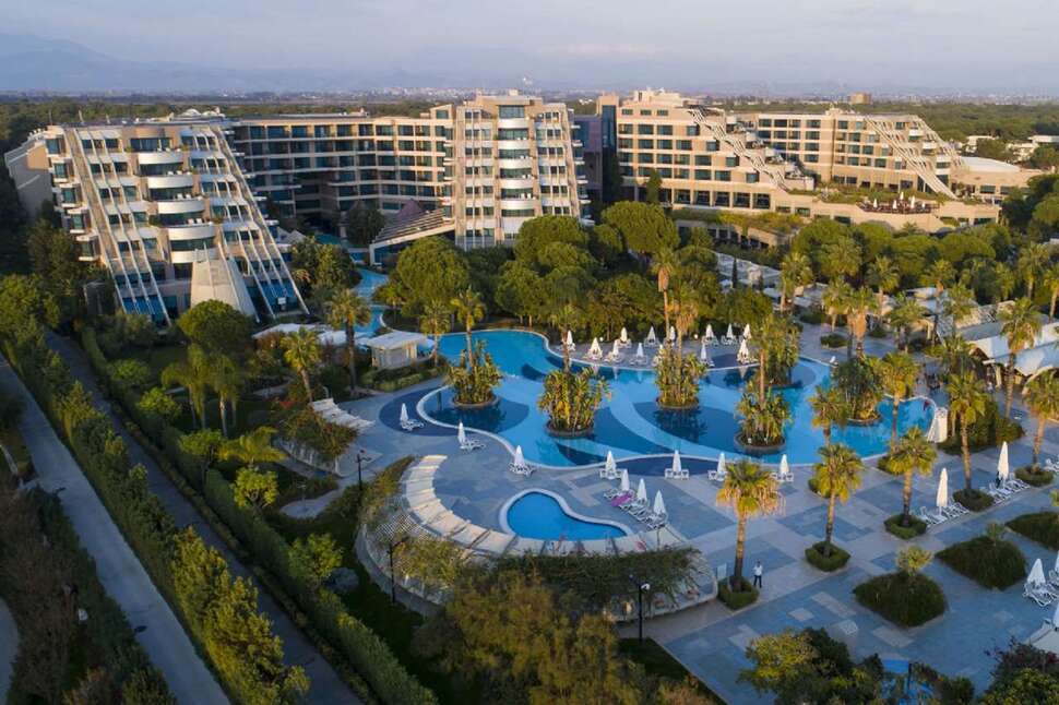 Een foto van het zwembad bij Susesi Luxury Resort