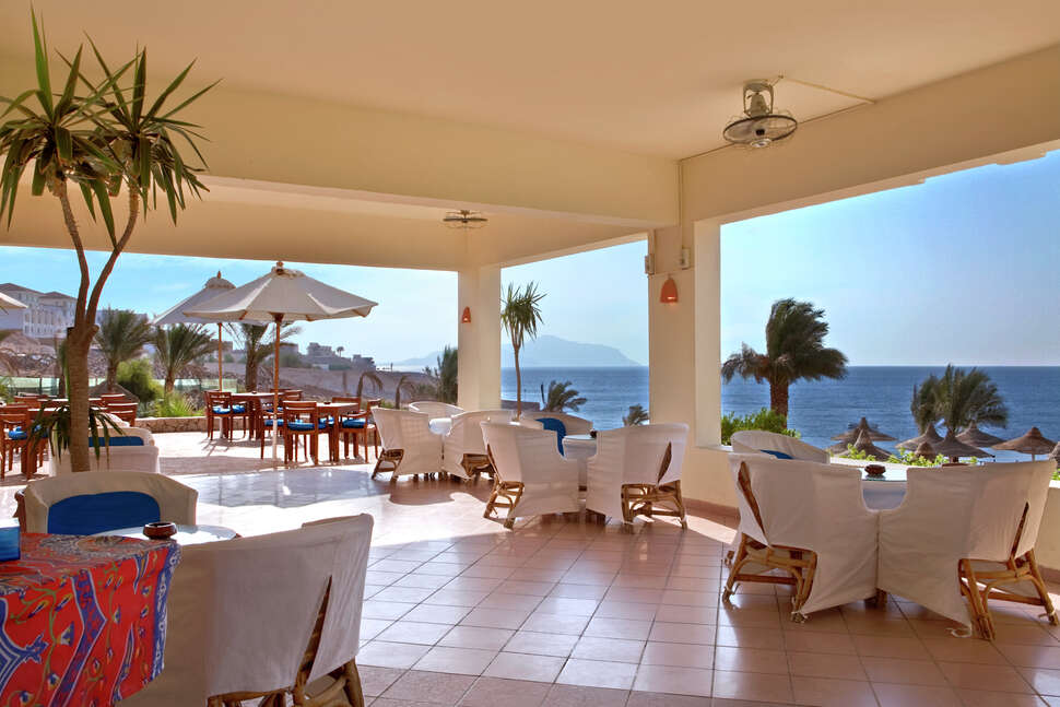 Een foto van het terras bij DoubleTree by Hilton Sharm El Sheikh Sharm Bay