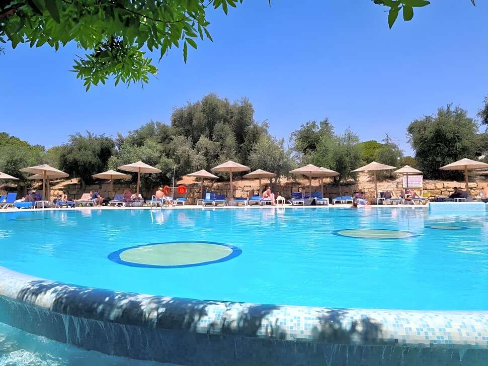 Een foto van het zwembad bij Basilica Holiday Resort