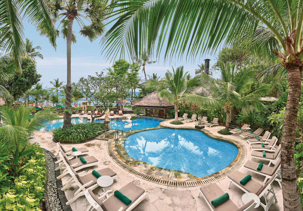 Een foto van het zwembad bij Legian Beach Hotel