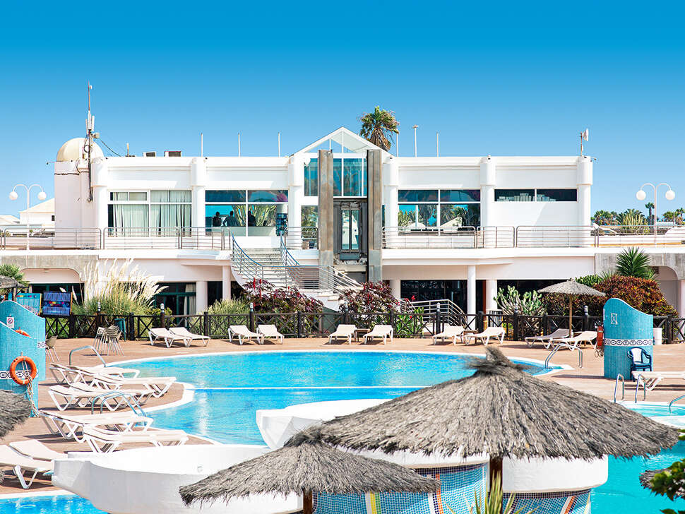 Een foto van de buitenkant van Club Playa Blanca Hotel