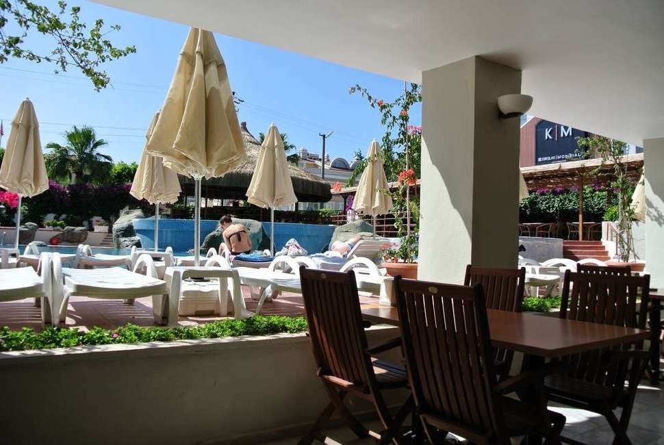 Een foto van het terras bij Begonville Hotel