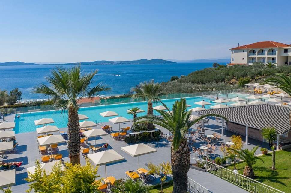 Een foto van het zwembad bij Akrathos Beach Hotel