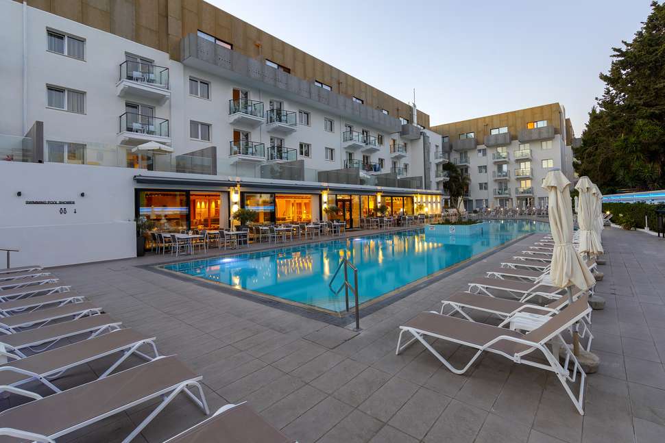 Een foto van het zwembad bij Anemi Hotel & Suites