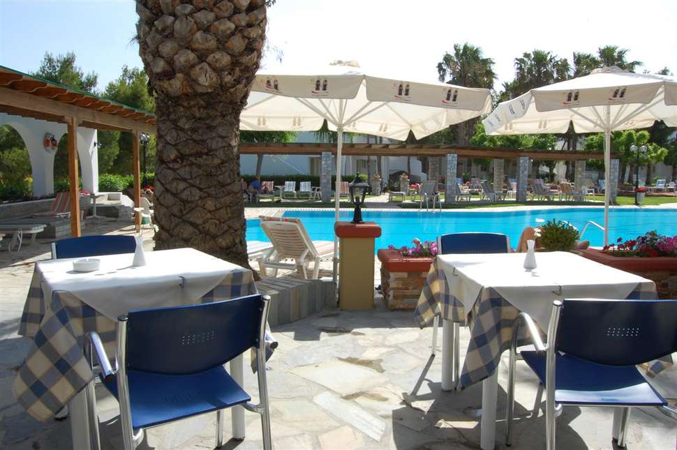 Een foto van het terras bij Hotel Palladium