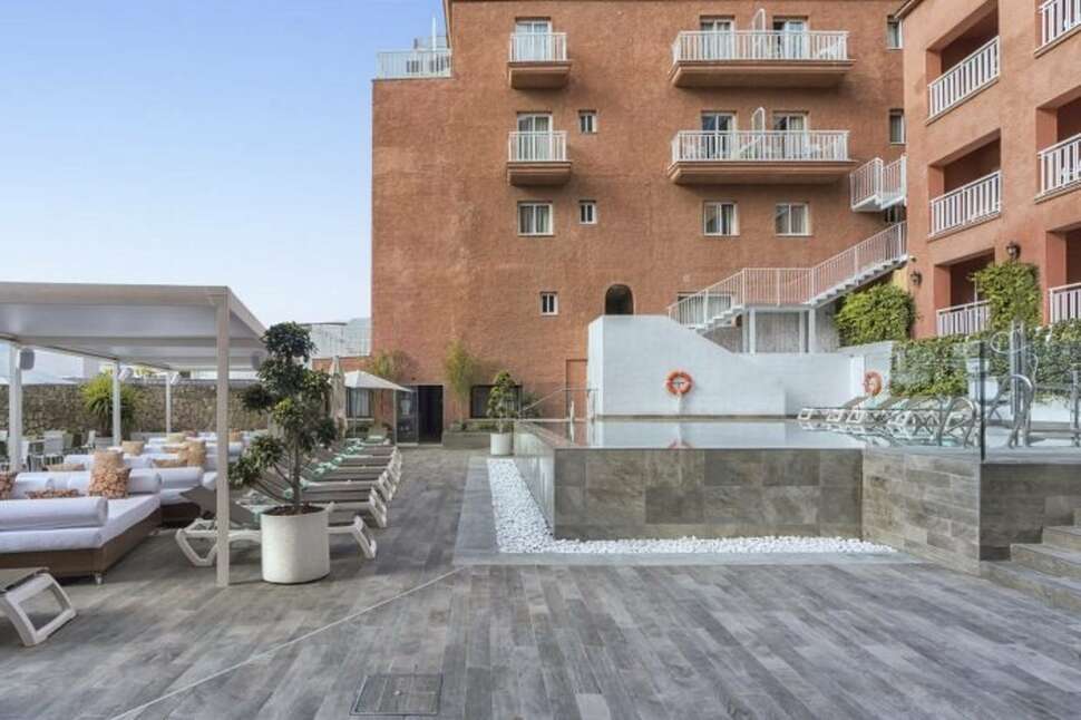 Een foto van het terras bij Hotel Fenix Torremolinos