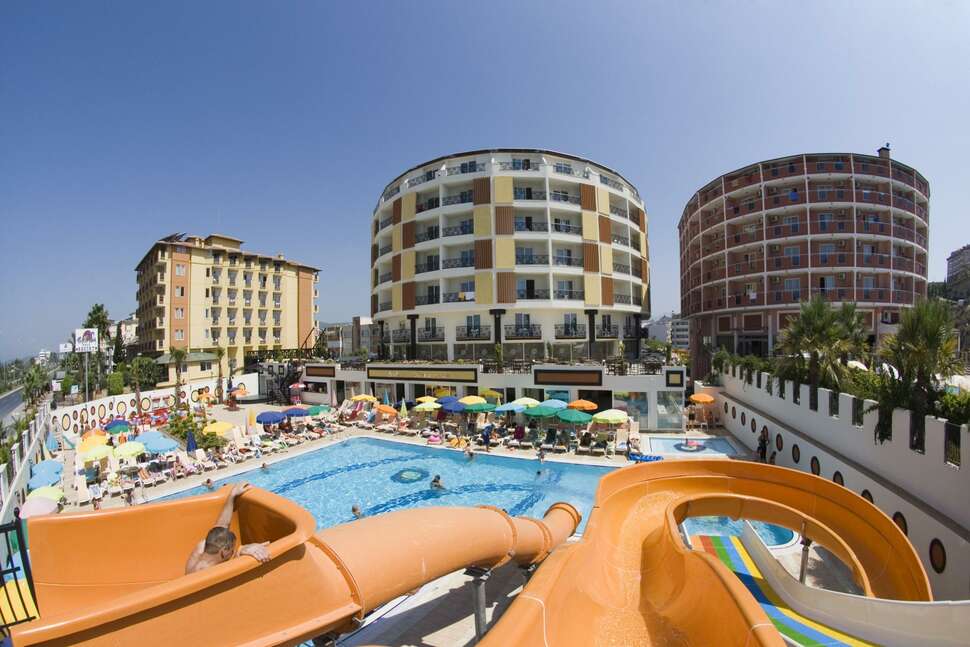 Een foto van het zwembad bij Arabella World Hotel