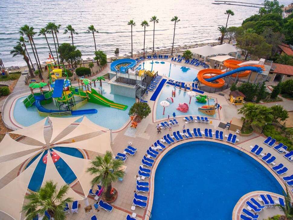 Een foto van het zwembad bij Ephesia Holiday Beach Club