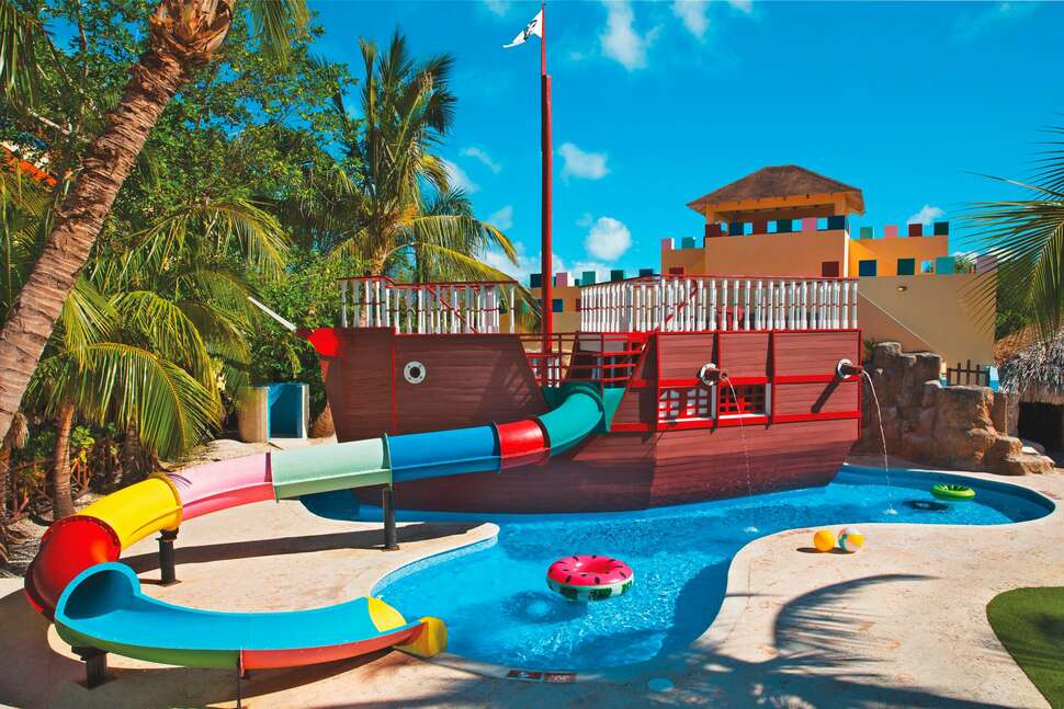 Een foto van het zwembad bij Wyndham Alltra Punta Cana