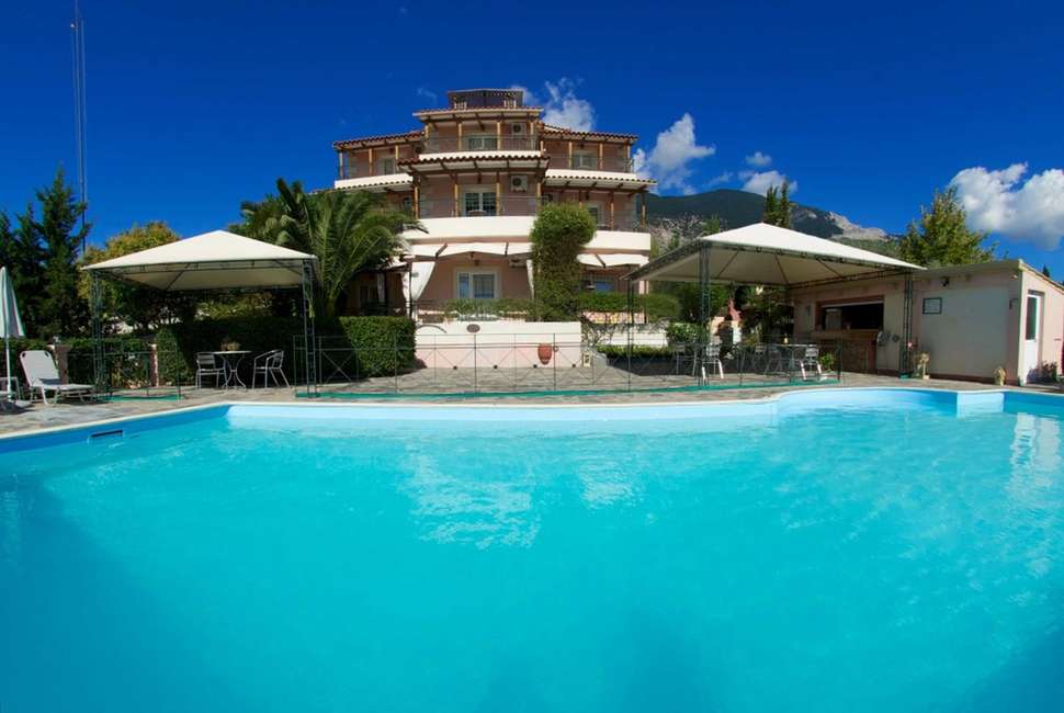 Ein Foto vom Pool im Nostos Studios & Apartments