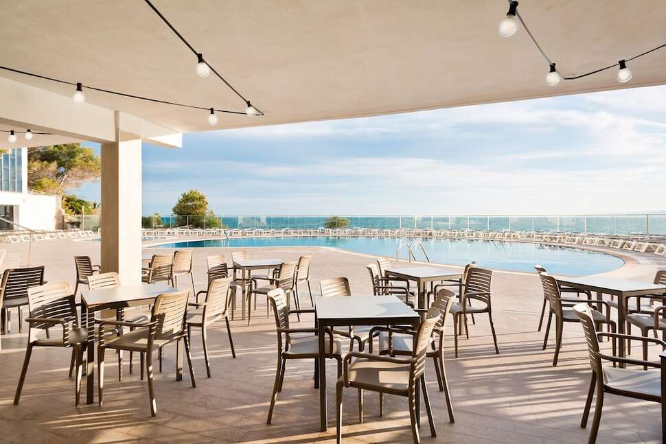 Een foto van het terras bij Hotel Best Negresco