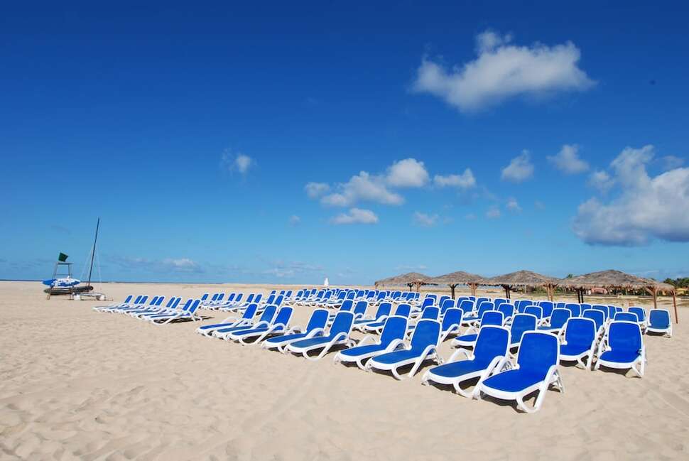Een foto van het strand bij VOI Vila Do Farol Resort