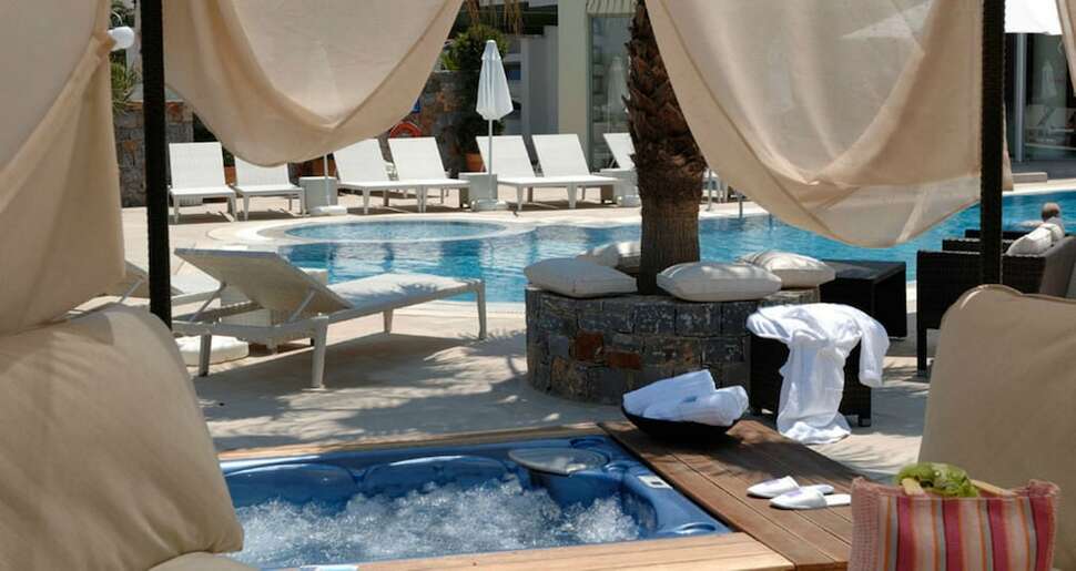 Ein Foto vom Pool im Angela Suites Boutique Hotel