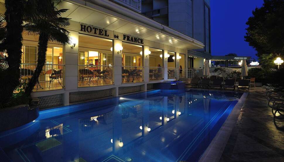 Een foto van de buitenkant van Hotel De France
