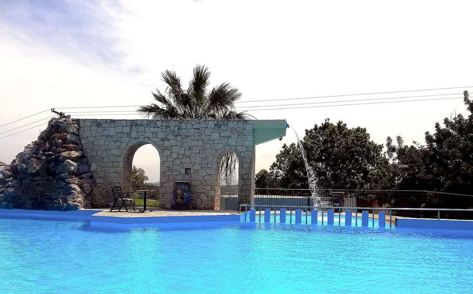 Een foto van het zwembad bij Hotel Arolithos Village