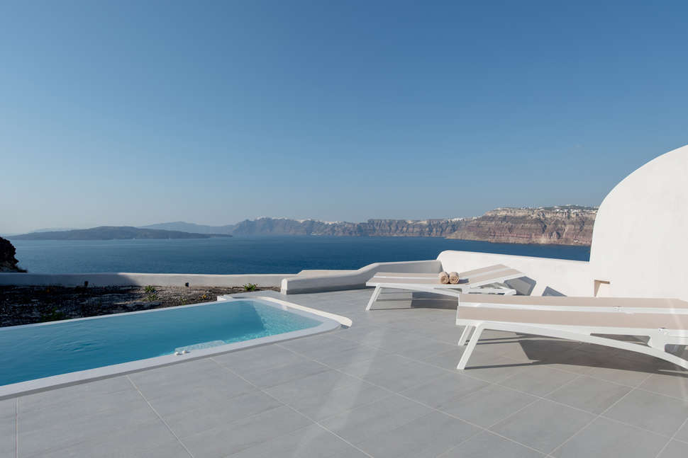 Een foto van het zwembad bij Neptune Luxury Spa Suites
