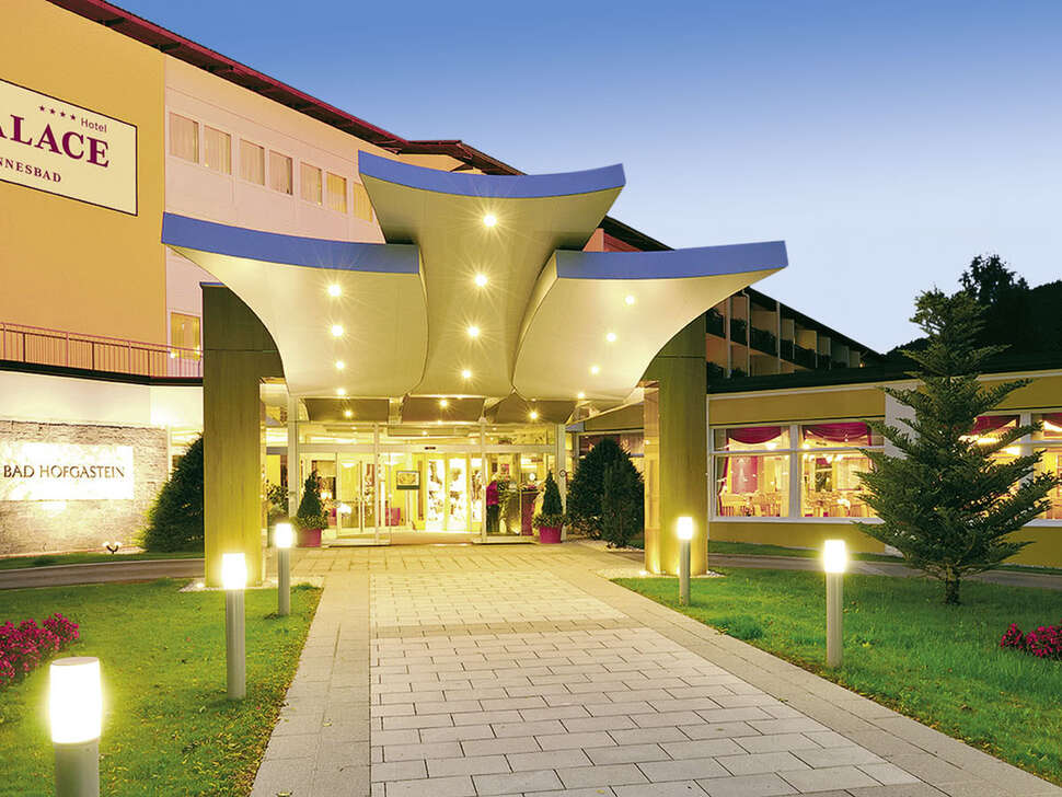 Ein Foto von der Außenansicht des Hotel Palace Bad Hofgastein