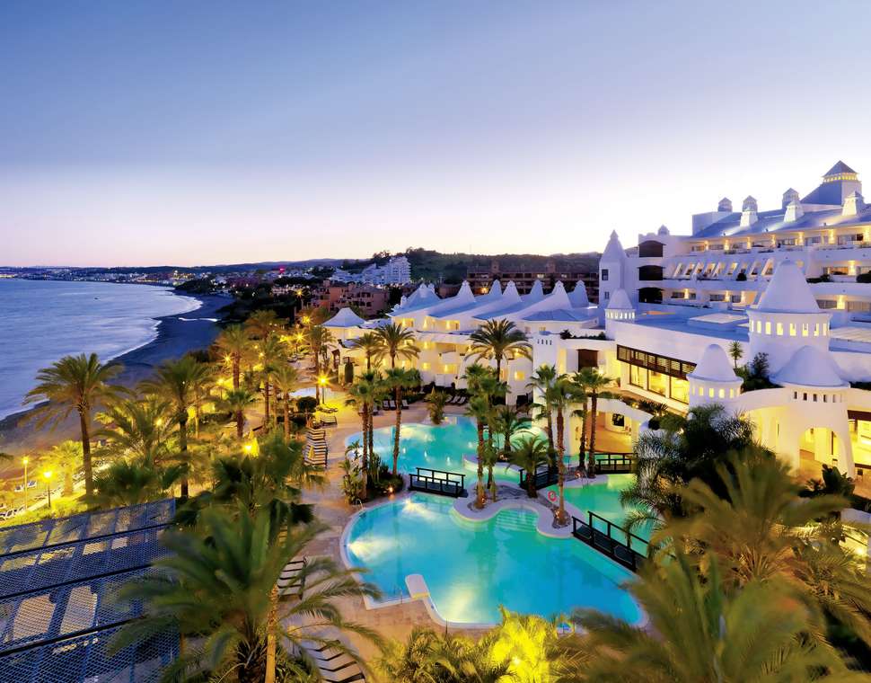 Ein Foto vom Pool im H10 Estepona Palace