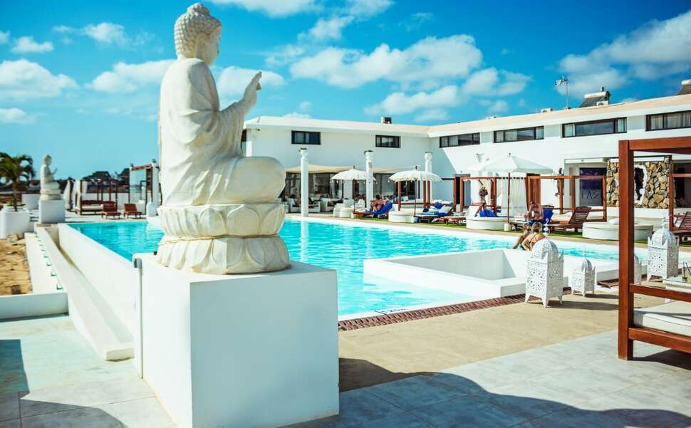 Een foto van het zwembad bij Hotel LIVVO Budha Beach