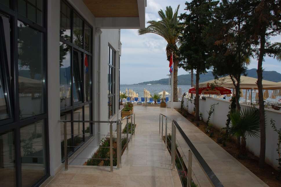 Een foto van de buitenkant van Begonville Beach Hotel
