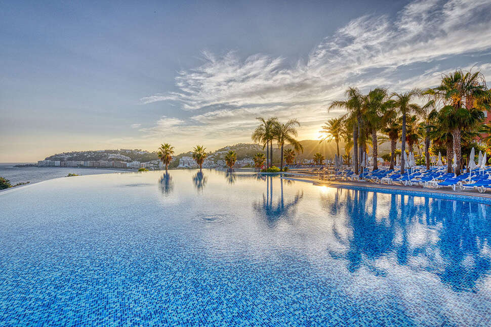 Een foto van het zwembad bij Playacalida Hotel