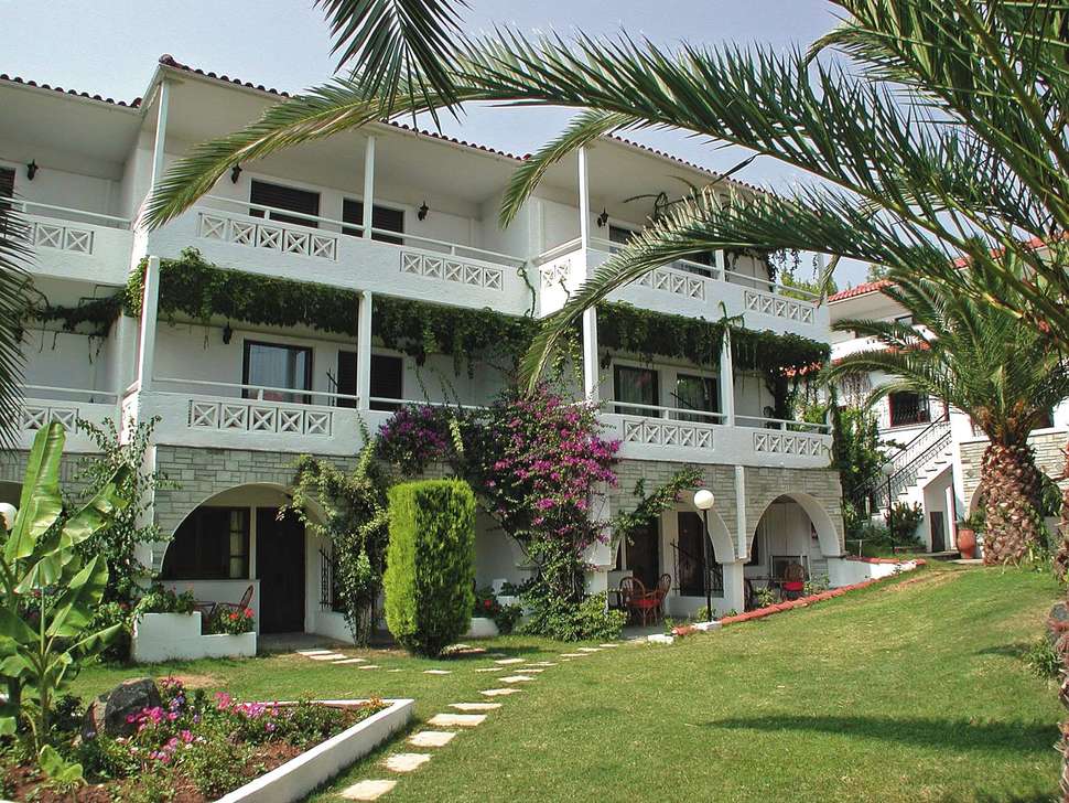Een foto van de buitenkant van Porfi Beach Hotel