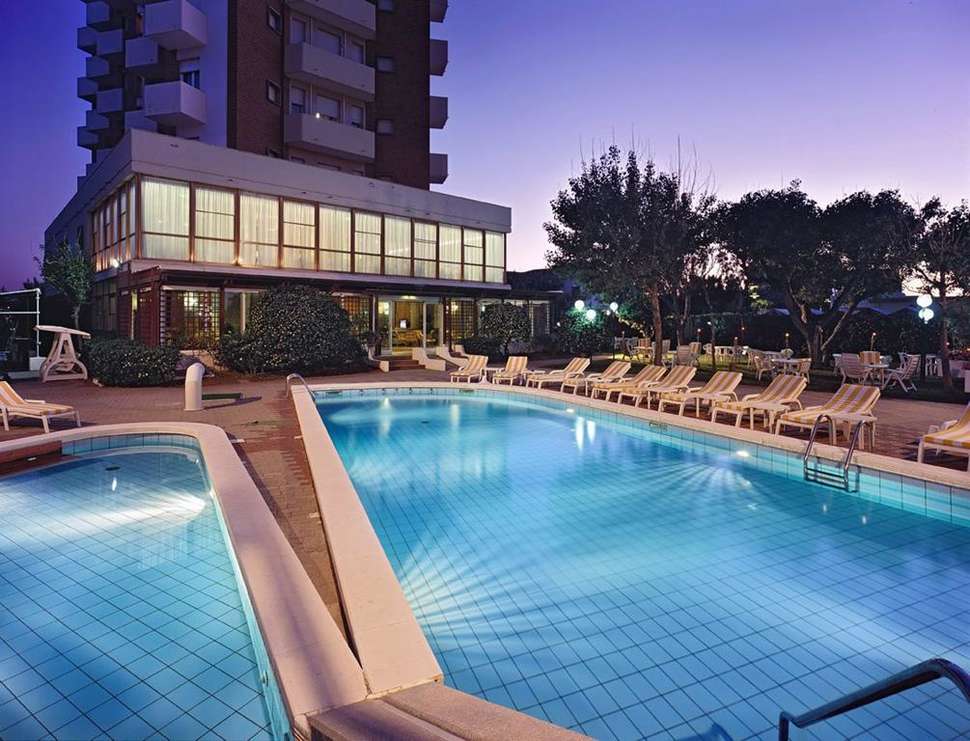 Een foto van het zwembad bij Hotel Alexandra Plaza