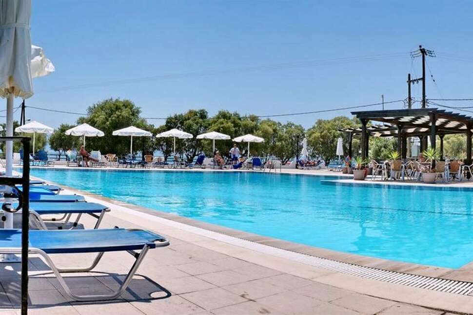 Een foto van het zwembad bij Hotel Kalloni Bay