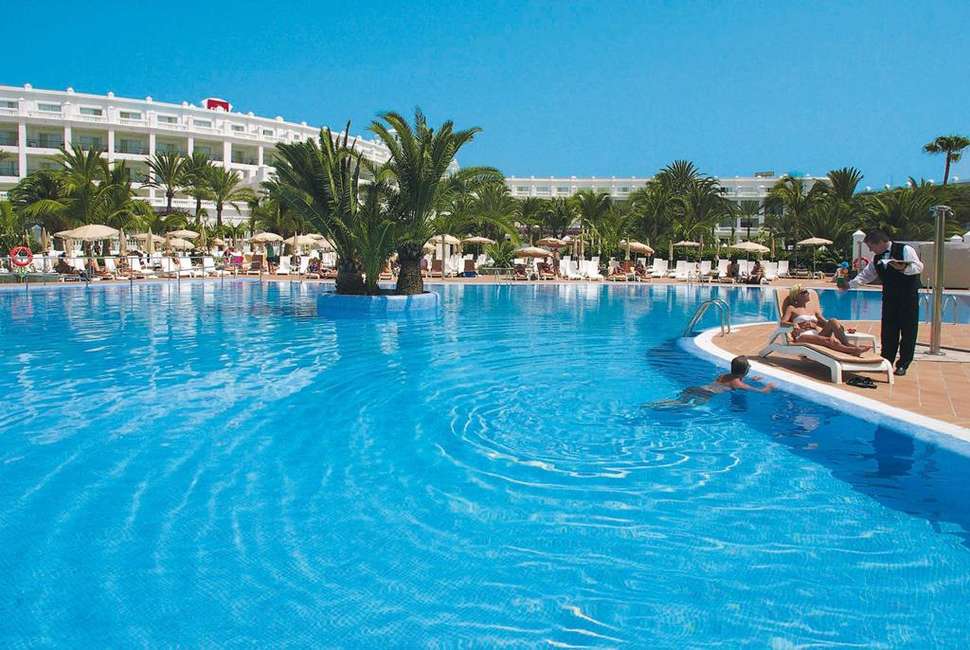 Een foto van het zwembad bij Riu Palace Maspalomas