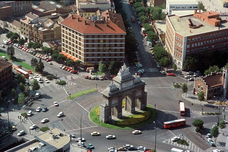 Ein Foto von der Außenansicht des Hotel Puerta de Toledo