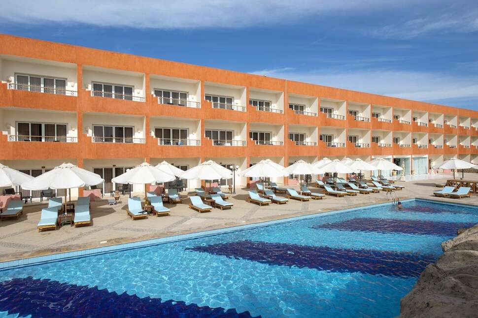 Een foto van het zwembad bij Amwaj Oyoun Resort & Casino