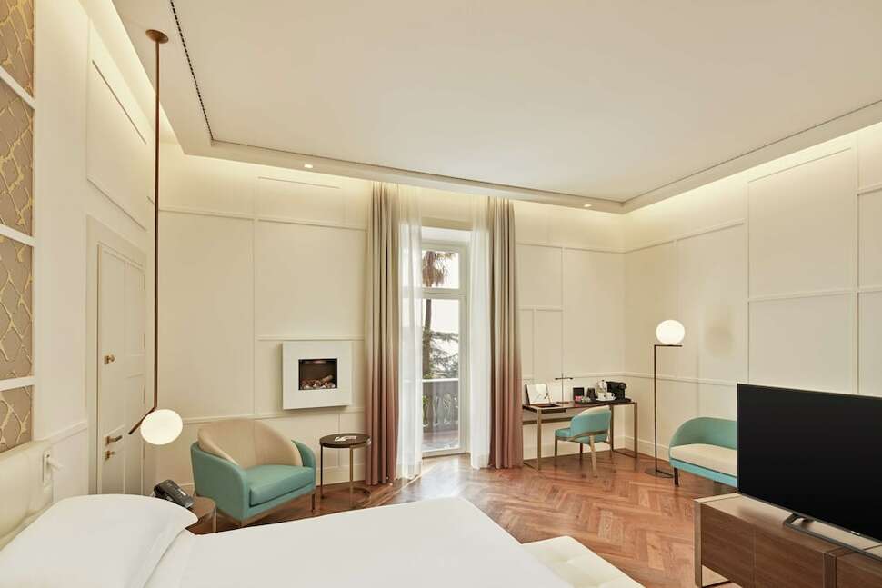 Ein Foto De Bonart Naples Curio Collection by Hilton