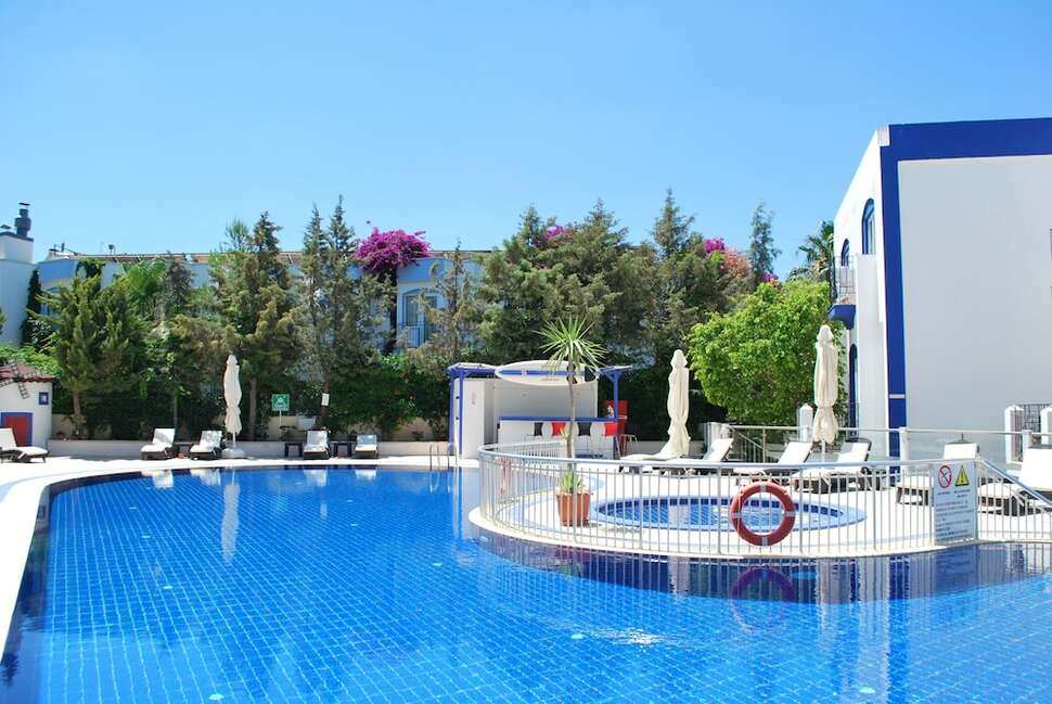 Ein Foto vom Pool im Serpina Hotel