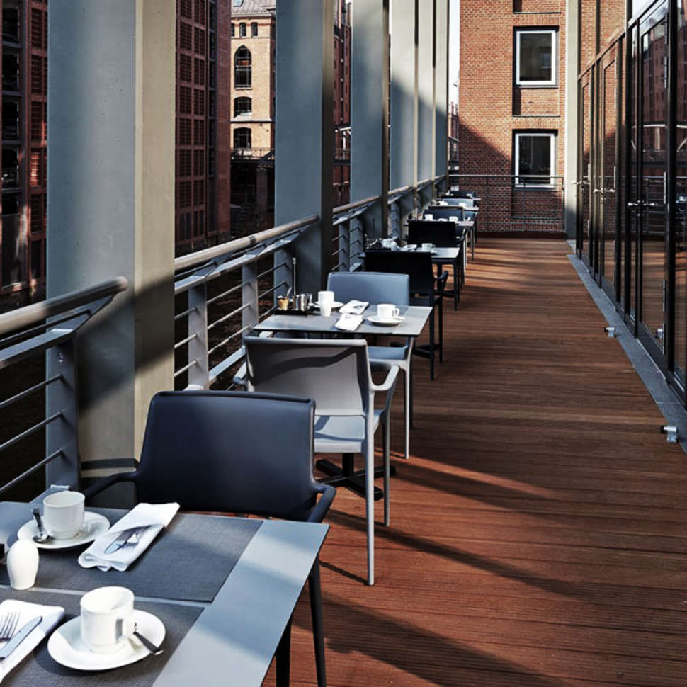 Een foto van het terras bij Ameron Hamburg Hotel Speicherstadt