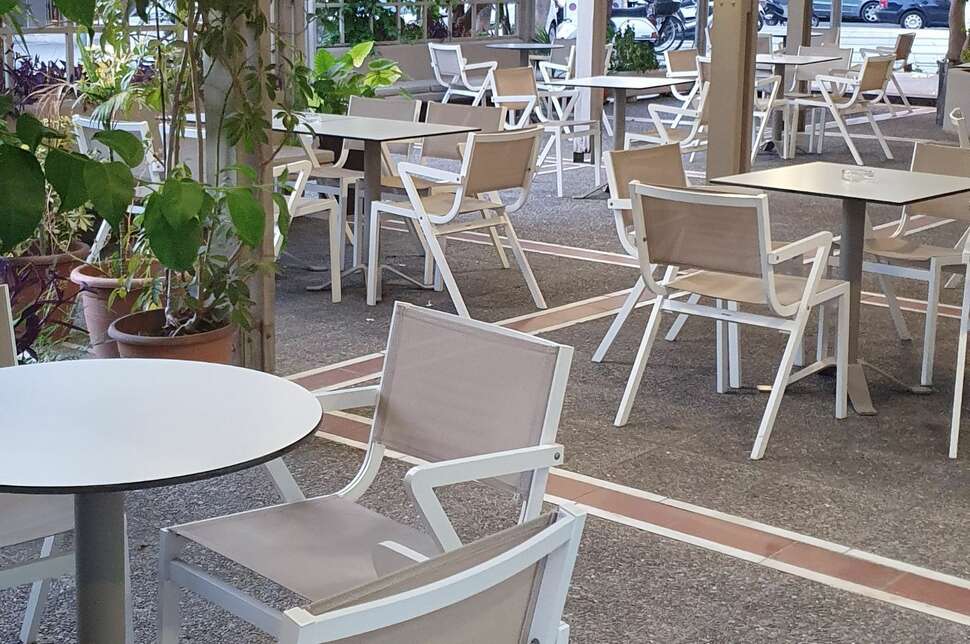 Een foto van het terras bij Maritina Hotel