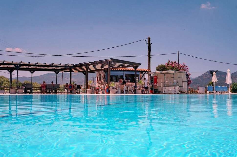 Een foto van het zwembad bij Hotel Kalloni Bay