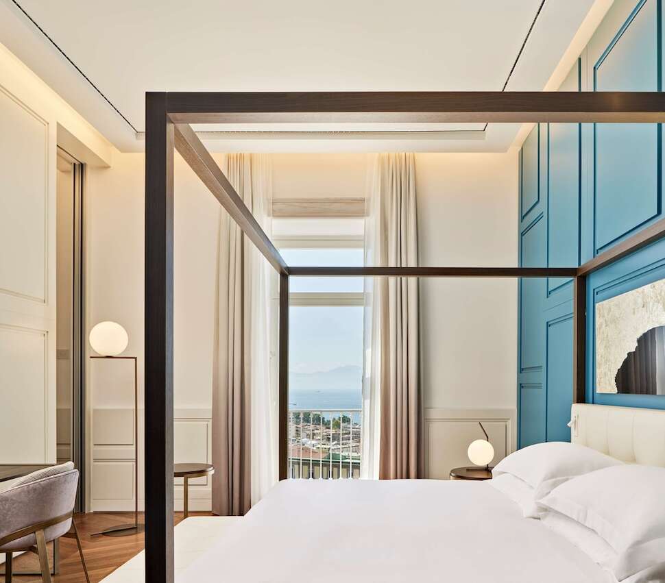 Ein Foto De Bonart Naples Curio Collection by Hilton