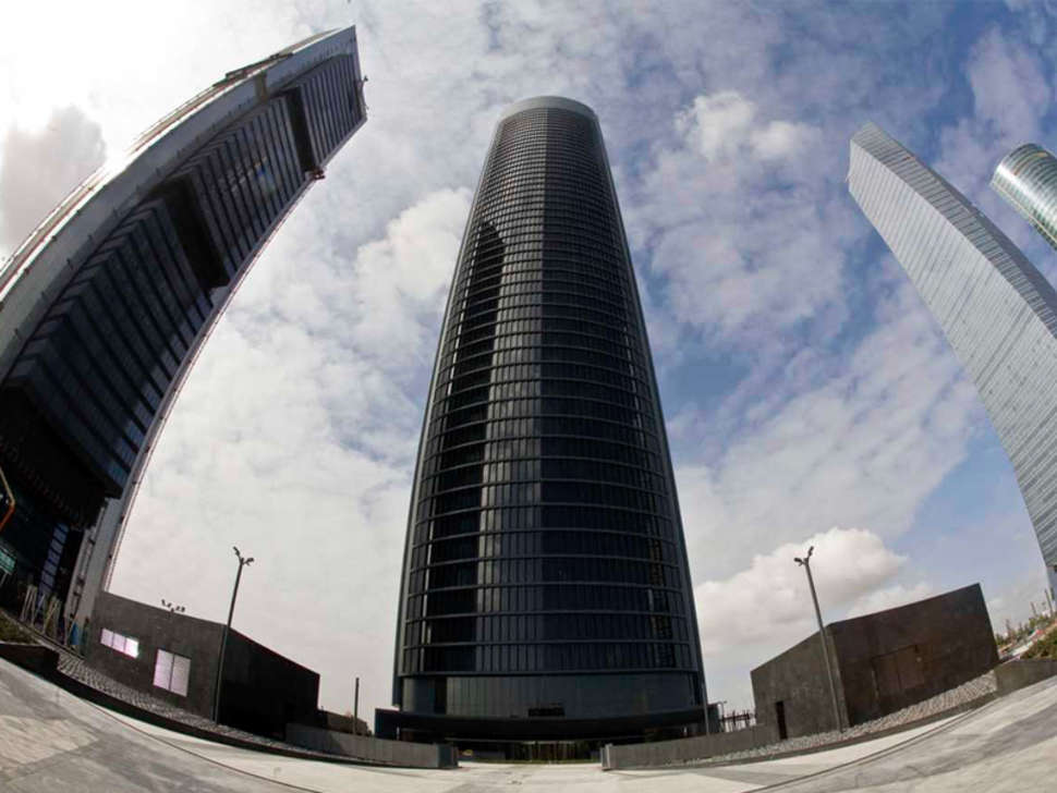 Een foto van de buitenkant van Eurostars Madrid Tower Hotel