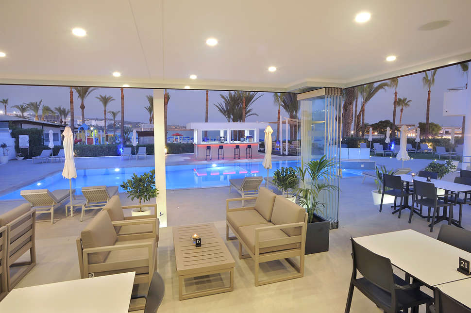 Ein Foto von der Terrasse im Okeanos Beach Boutique Hotel