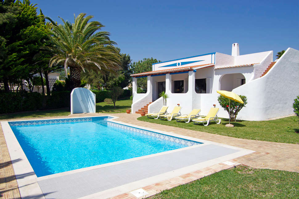 Ein Foto vom Pool im Rocha Brava Resort